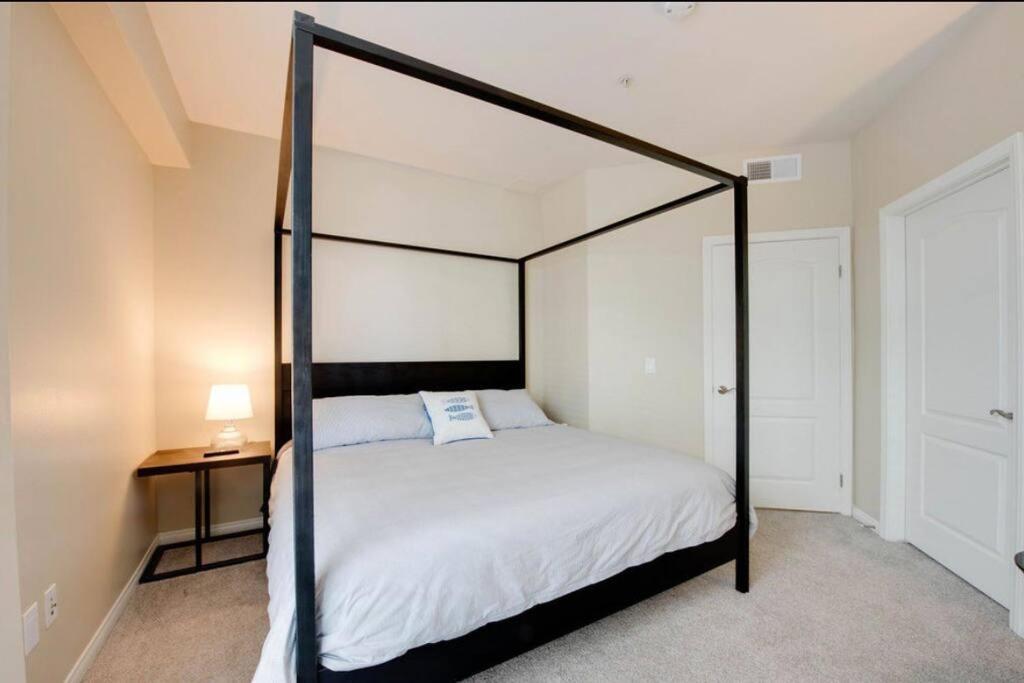 The Nest A Spacious 1 Bedroom Apartment With A Pool View Los Angeles Exteriör bild